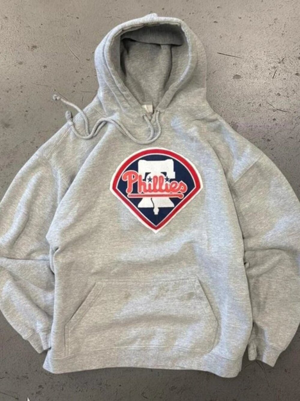 Absolutely beautiful vintage early 2000s embroidered Philadelphia Phillies heavy